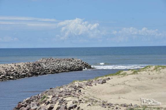 A barra do rio Chuí, no Rio Grande do Sul. Do lado esquerdo está o Brasil e na margem direita, o Uruguai